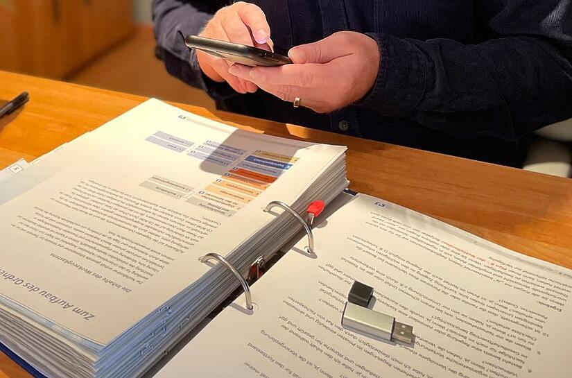 So einfach geht&rsquo;s: Michael Zapf scannt seine Unterlagen mit dem Handy und zieht sie dann als PDF auf einen Stick.