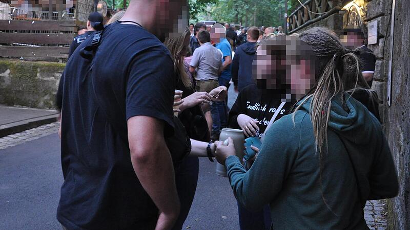 In Zivil kontrollierten die Polizeibeamten Christine Legall und Maximilian Kummer Jugendliche auf dem Annafest.Forchheim & Fr&auml;nkische Schweiz
