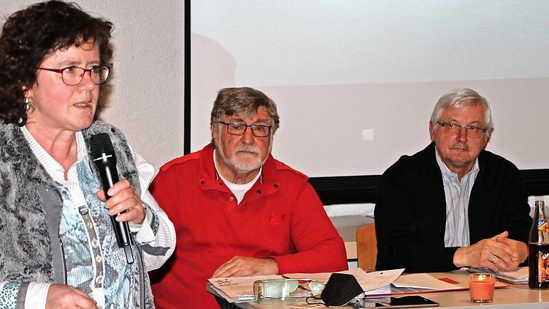 Wer weiß noch etwas über die Todesmärsche kurz vor Ende des Zweiten Weltkriegs in der Region oder über die heimischen Opfer der Euthanasie? Dies würden (von links) die Neustadter Stadtheimatpflegerin Isolde Kalter, Horst Mohr und der Wallenfelser Ortsheimatpfleger Franz Behrschmidt gerne wissen. Wer weiß noch etwas über die Todesmärsche kurz vor Ende des Zweiten Weltkriegs in der Region oder über die heimischen Opfer der Euthanasie? Dies würden (von links) die Neustadter Stadtheimatpflegerin Isolde Kalter, Horst Mohr und der Wallenfelser Ortsheimatpfleger Franz Behrschmidt gerne wissen.