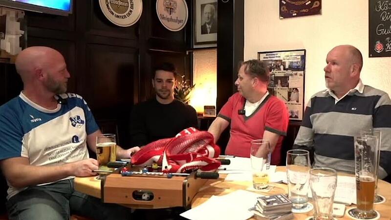 Uwe Bindrum (rechts) bereicherte die Live-Folge mit einem höchst unterhaltsamen Fußball-Quiz.