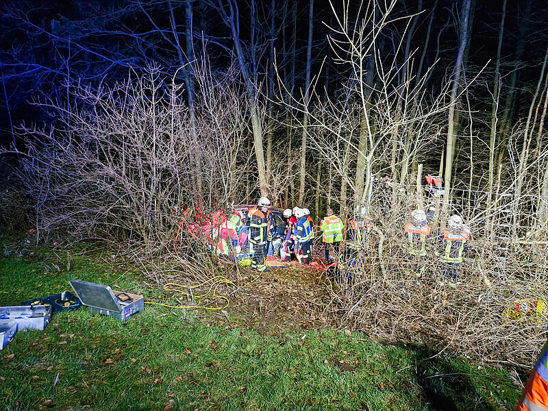 Einsatzkr&auml;fte der Freiwilligen Feuerwehr Bad Br&uuml;ckenau befreien die schwer verletzte Fahrerin mit technischen Rettungsger&auml;ten aus dem verunfallten Fahrzeug.