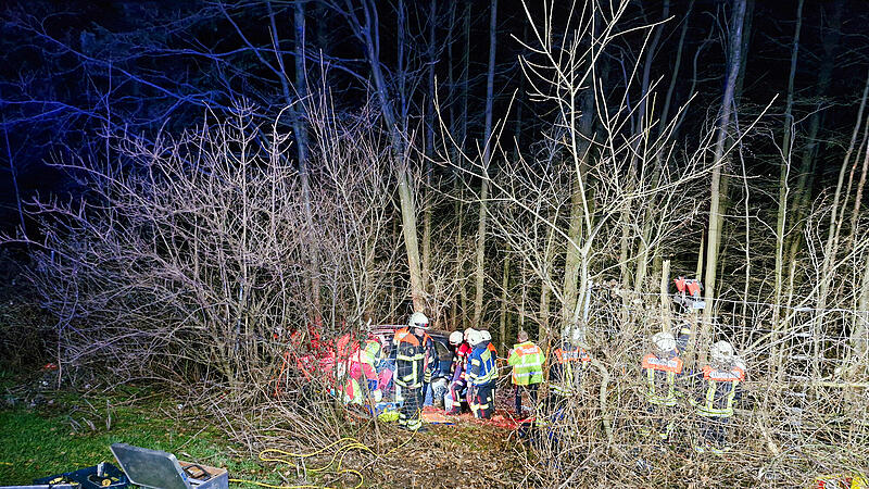 Einsatzkr&auml;fte der Freiwilligen Feuerwehr Bad Br&uuml;ckenau befreien die schwer verletzte Fahrerin mit technischen Rettungsger&auml;ten aus dem verunfallten Fahrzeug.