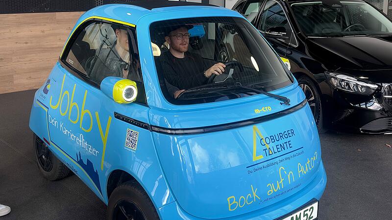 Zwei Azubis sitzen im Azubi-Mobil Jobby