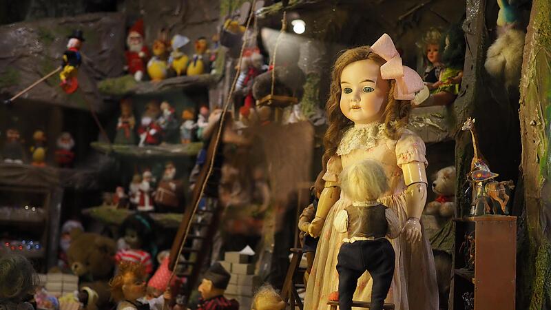 Die Dauerausstellung „Die Werkstätten des Weihnachtsmannes“  bildet den Herstellungsprozess von Puppe im Miniaturformat ab.