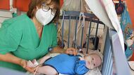 Einfühlsame Pflegekräfte wie Katrin Klein werden in der Erlanger Neonatologie gebraucht.