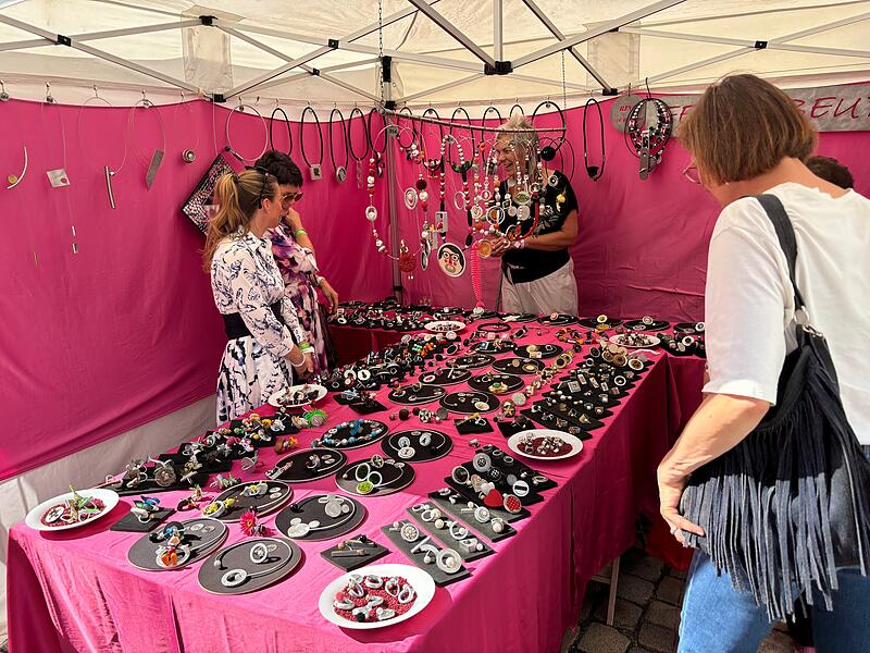Ein Angebot in den buntesten Farben und unterschiedlichsten Materialien pr&auml;sentierten die Aussteller beim Kunsthandwerkermarkt 2024 in Forchheim