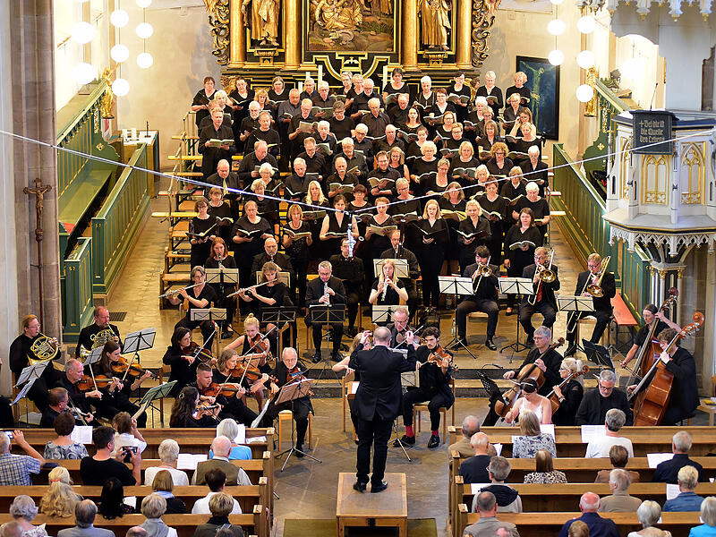 Die Kulmbacher Kantorei und die Stadtkantorei Bayreuth haben 2024 schon einmal gemeinsam konzertiert. Zusammen  mit dem Orchester Musica Juventa aus Halle f&uuml;hrten die Ch&ouml;re unter der Leitung von Christian Reitenspie&szlig;  Joseph Haydns Oratorium &bdquo;Die Jahreszeiten&ldquo; auf.