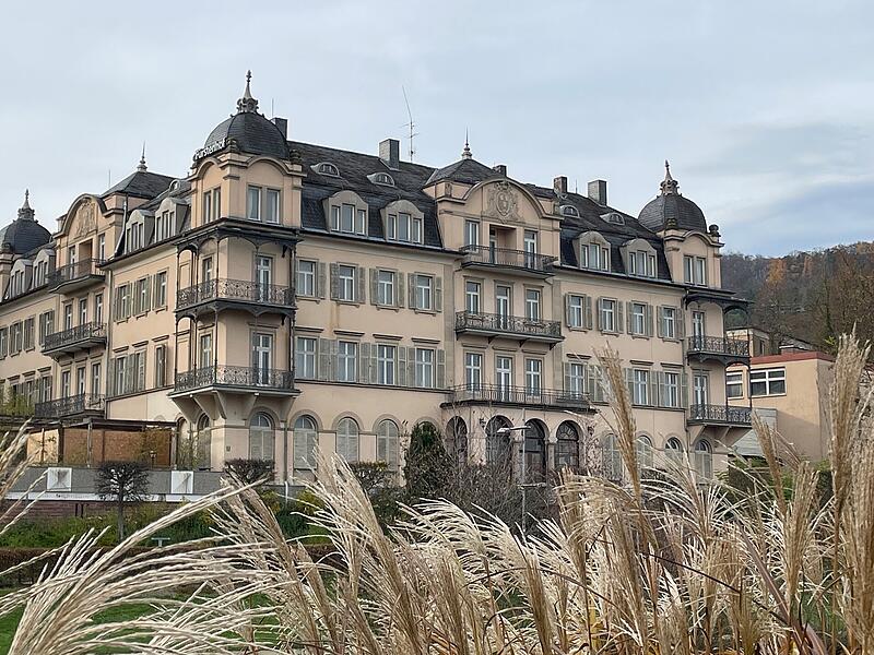 Der Fürstenhof in Bad Kissingen steht seit 21 Jahren leer. Aktuell loten die Eigentümer die Optionen aus, wie das 80-Millionen-Euro-Projekt doch noch umgesetzt werden kann. Der Fürstenhof in Bad Kissingen steht seit 21 Jahren leer. Aktuell loten die Eigentümer die Optionen aus, wie das 80-Millionen-Euro-Projekt doch noch umgesetzt werden kann.