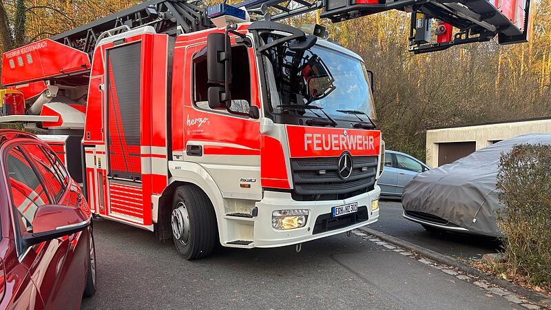 Die Kurve in der Herzogenauracher Dohnwaldstraße: Wenn hier ein geparktes Auto im Eck steht, so wie bei dieser nachgestellten Szene, kommt die Drehleiter der Feuerwehr nicht mehr rum.