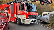 Die Kurve in der Herzogenauracher Dohnwaldstraße: Wenn hier ein geparktes Auto im Eck steht, so wie bei dieser nachgestellten Szene, kommt die Drehleiter der Feuerwehr nicht mehr rum.