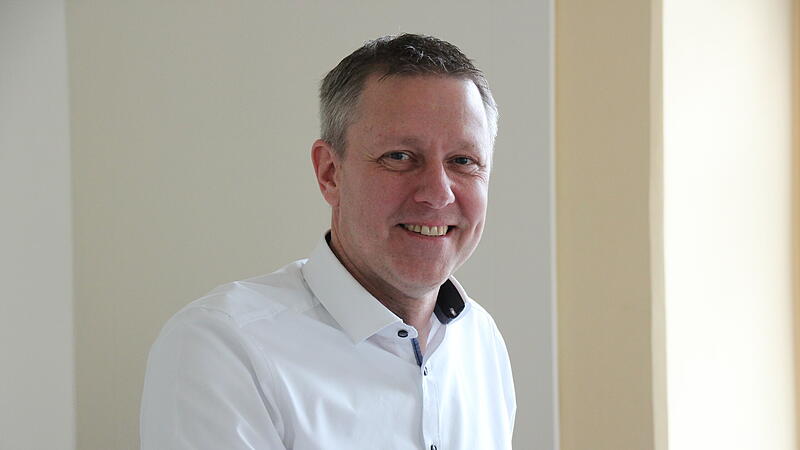 Marco Steiner in seinem B&uuml;ro in R&ouml;dental