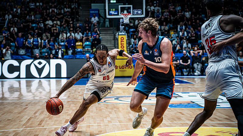 Austin Crowley h&auml;lt sich beim Zug zum Korb den Frankfurt Neuzugang Jacob Holt vom Leib.