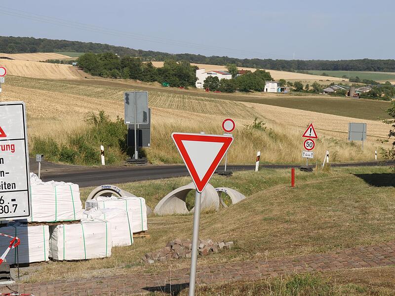 Zwischen der Kreuzkapelle und den Ramsthaler Aussiedlerh&ouml;fen soll eine 16 Hektar gro&szlig;e PV-Anlage entstehen. Aktuell wird die Staatsstra&szlig;e St 2290 dort ausgebaut.
