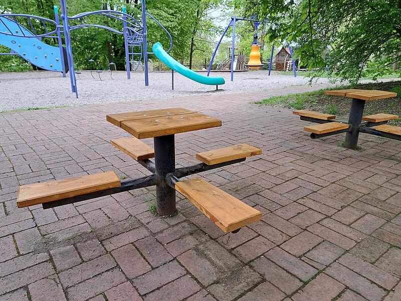 Eine etwas ungew&ouml;hnlicher Bank findet sich am Spielplatz Hofgarten. Doch f&uuml;r die Kinder sicher perfekt!