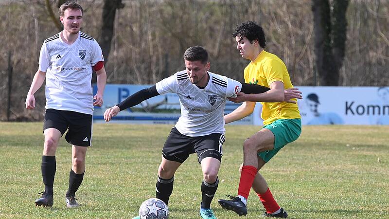 Der torgef&auml;hrliche Patrick Schwesinger (Mitte, hier beim Spiel gegen die DJK Don Bosco Bamberg II) hat als Spielertrainer beim TSV Sonnefeld Gro&szlig;artiges geleistet. Zur neuen Spielzeit wird er in einem Trainer-Trio bei der SG Michelau/Schw&uuml;rbitz mi...