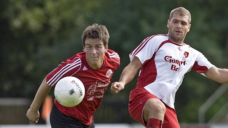 Martin Hellmuth (links), hier in der Saison 2008/09 für den FC Lichtenfels in der Bezirksliga am Ball, kehrte nach Stationen beim TSV Mönchröden und FC Redwitz zur Spielzeit 2015/16 wieder zum FCL zurück.