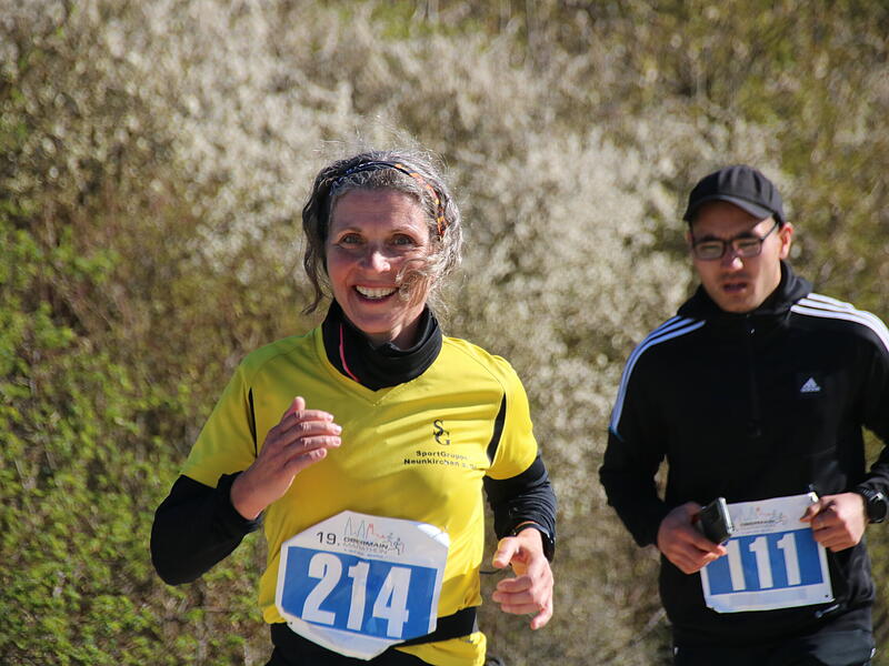 Strahlender Sonnenschein, aber nur niedrige Plusgrade erwartete die L&auml;ufer beim 19. Obermain-Marathon rund um Bad Staffelstein. Die Marathon-Strecke f&uuml;hrte wieder an den beiden Wahrzeichen der Kurstadt, dem Kloster Banz und der Basilika Vierzehnheiligen vorbei.