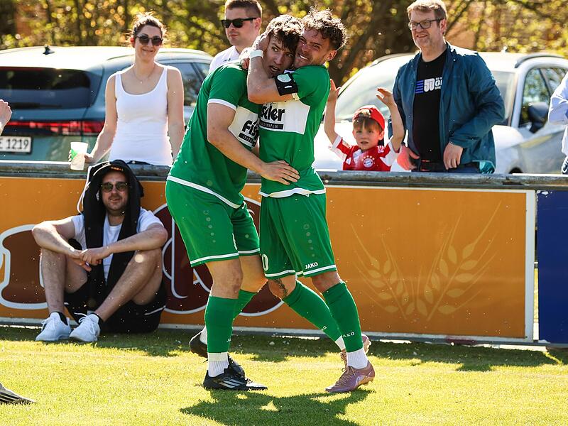 Kapit&auml;n Noah Schorn (rechts) dr&uuml;ckt Kilian Krug nach dem Tor ganz fest.