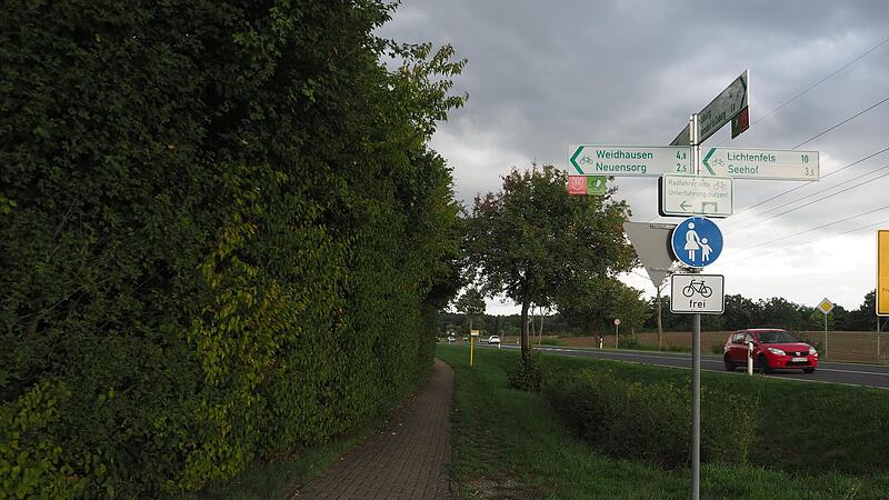 Damit die Radfahrer eine bessere Sicht haben und besser gesehen werden, wird dieser Teil des bestehenden Wegs komplett zur&uuml;ckgebaut.