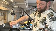 Der Foodblogger Alex Bahn filmt sich beim Kochen in seinem Van. Das fertige Video k&ouml;nnen Zuschauer sp&auml;ter auf seinem Instagram-Account ansehen.