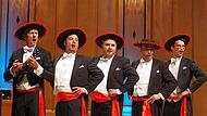 Das spanisch-rhythmische Stück „Schöne Isabella von Kastilien“ präsentierten die Munich Harmonists mit roter Leibbinde und passendem Hut. Das spanisch-rhythmische Stück „Schöne Isabella von Kastilien“ präsentierten die Munich Harmonists mit roter Leibbinde und passendem Hut.