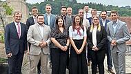 Auf dem Bild sind die Lehrgangsabsolventen mit Vorstandsvorsitzendem Harry Weiß (links) und Vorstandsmitglied Steffen Potstada (rechts) zu sehen.