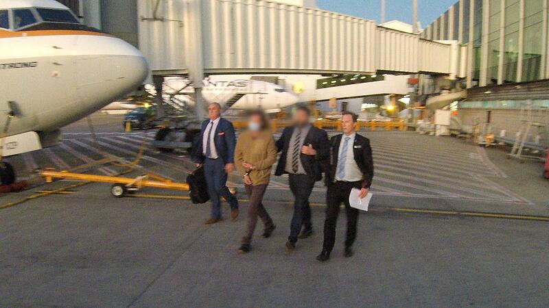 Das von der Polizei New South Wales zur Verfügung gestellte Foto zeigt den Verdächtigen im Fall der vor 17 Jahren in Australien getöteten deutschen Backpackerin Simone Strobel bei der Ankunft in Mascot. Der Verdächtige ist nach Sydney überstellt w...