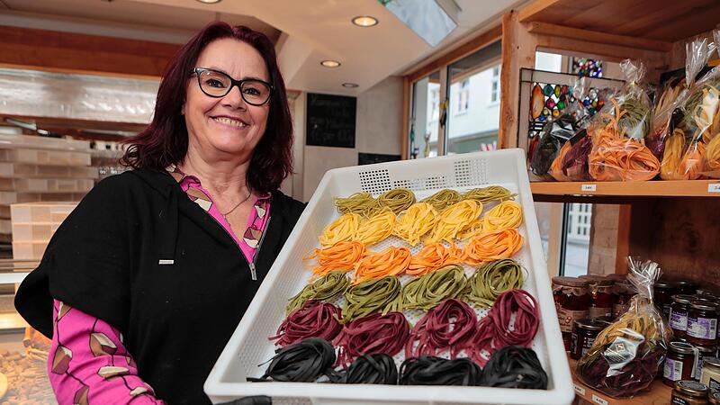Anka Lubiato pr&auml;sentiert ihre handgefertigte Nudel-Vielfalt.
