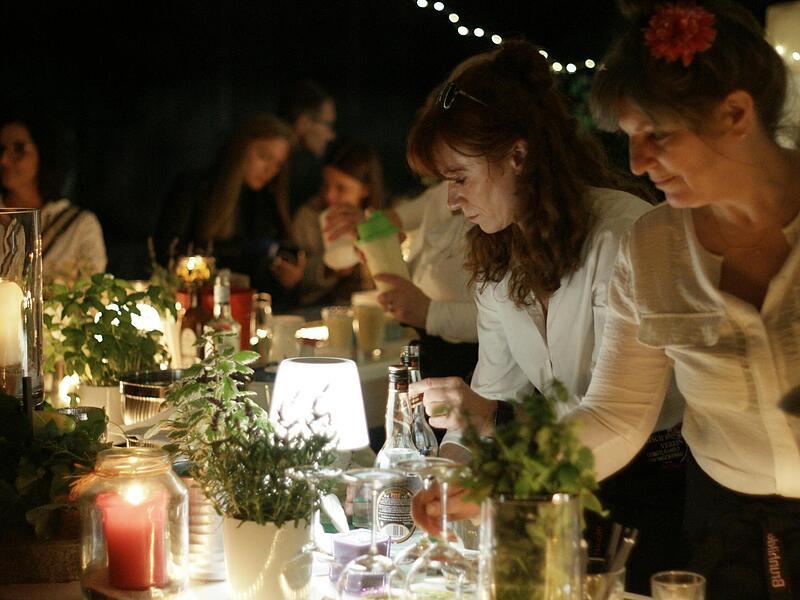 Die T&auml;tsch&rsquo;r-Frauen zauberten wieder im stilvollem Ambiente originelle Cocktails.