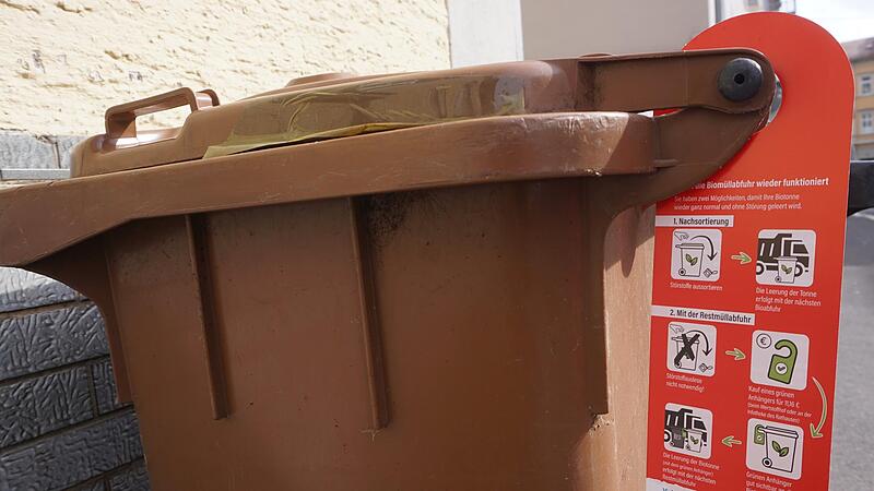 So machen es andere Kommunen: Rote Karten gibt es in der Stadt Bad Kissingen, wenn die Biotonne nicht ordnungsgem&auml;&szlig; bef&uuml;llt ist.