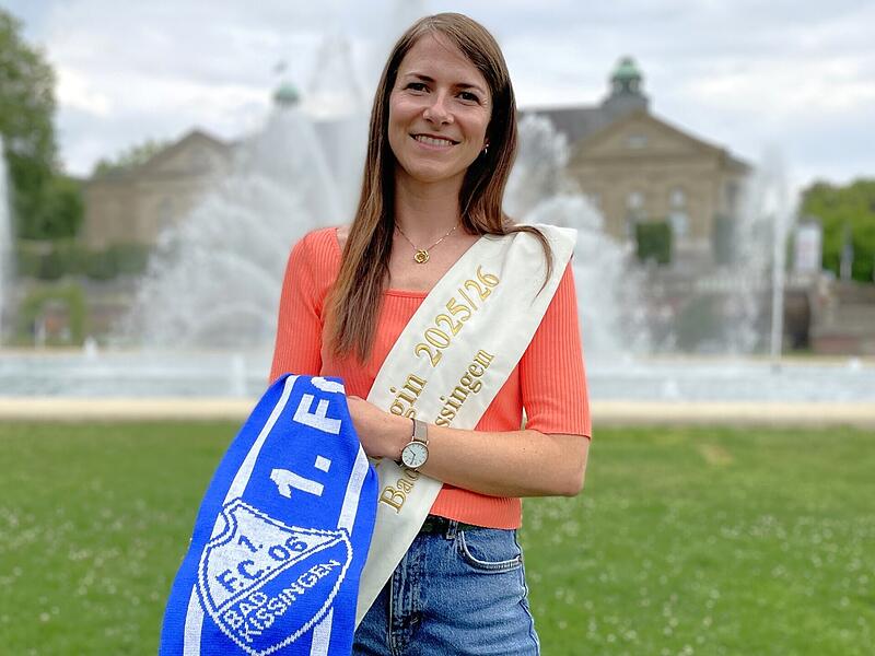 Die 35-jährige Laura Pfülb präsentiert bis Juni 2027 Bad Kissingen als Rosenkönigin. Fußballfanschal, Jeans und Turnschuhe tauscht sie jetzt für ihr Amt ganz oft gegen Abendkleid, Krone und Schärpe ein.