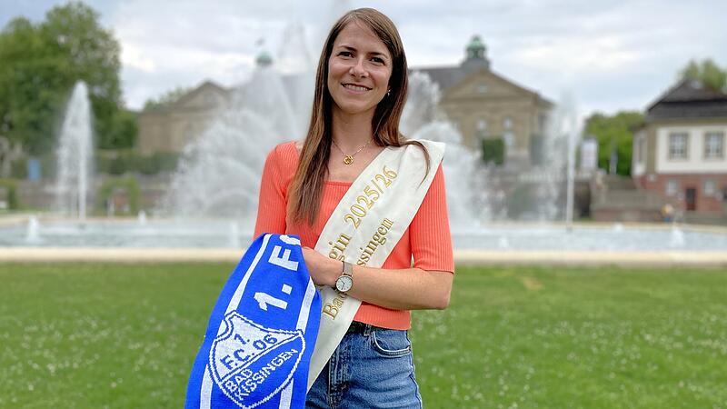 Die 35-jährige Laura Pfülb präsentiert bis Juni 2027 Bad Kissingen als Rosenkönigin. Fußballfanschal, Jeans und Turnschuhe tauscht sie jetzt für ihr Amt ganz oft gegen Abendkleid, Krone und Schärpe ein.