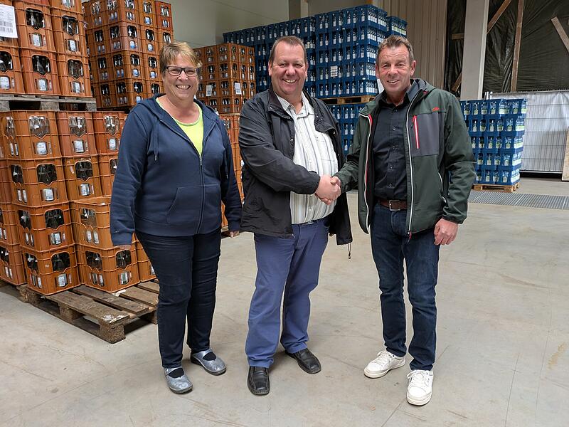 Das Ehepaar Martin war sich mit Rainer Paul (rechts) schnell einig: Aus Getränke Schlotter wurde Martin Getränke. Carola und Bernold Martin haben das 60 Jahre alte Traditionsunternehmen übernommen und nach Schondra verlagert.