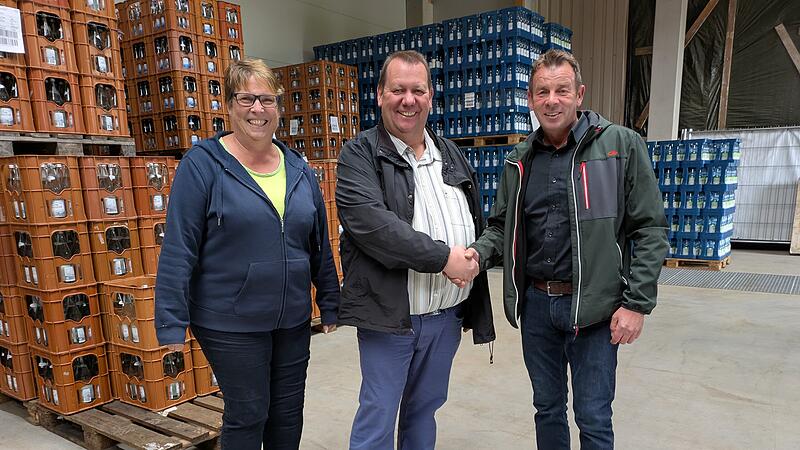 Das Ehepaar Martin war sich mit Rainer Paul (rechts) schnell einig: Aus Getr&auml;nke Schlotter wurde Martin Getr&auml;nke. Carola und Bernold Martin haben das 60 Jahre alte Traditionsunternehmen &uuml;bernommen und nach Schondra verlagert.