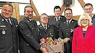 Wilhelm Teig (Bildmitte) wurde zum Ehrenmitglied der Feuerwehr Pr&uuml;gel ernannt.
