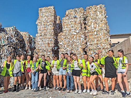 Die Schüler staunten nicht schlecht über die Papierberge in der Firma Fritsche.