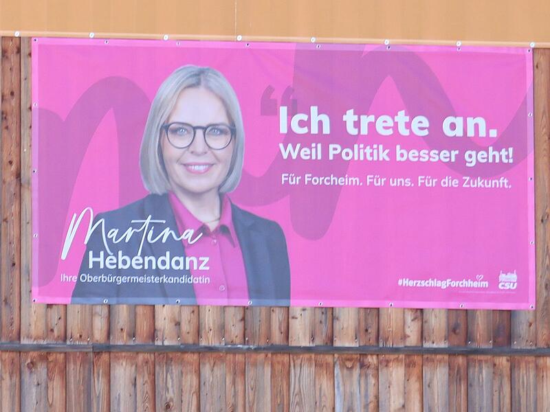 Ein Forchheimer Industriegebiet, ein gro&szlig;fl&auml;chiges Wahlbanner, Donnerstagnachmittag, wenige Tage vor der Stichwahl: Finden Sie den Fehler? Zwei Tipps: Es handelt sich um das Wort &bdquo;Forchheim&ldquo; und ein fehlendes &bdquo;h&ldquo;. F&uuml;r den Endwahlkampf ums Oberb&uuml;rgermeisteramt ist diese Entdeckung ein gefundenes Fressen. Oder steckt noch mehr dahinter?
