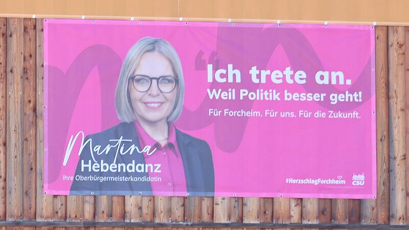 Ein Forchheimer Industriegebiet, ein gro&szlig;fl&auml;chiges Wahlbanner, Donnerstagnachmittag, wenige Tage vor der Stichwahl: Finden Sie den Fehler? Zwei Tipps: Es handelt sich um das Wort &bdquo;Forchheim&ldquo; und ein fehlendes &bdquo;h&ldquo;. F&uuml;r den Endwahlkampf ums Oberb&uuml;rgermeisteramt ist diese Entdeckung ein gefundenes Fressen. Oder steckt noch mehr dahinter?