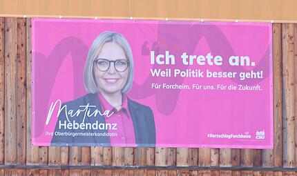 Ein Forchheimer Industriegebiet, ein gro&szlig;fl&auml;chiges Wahlbanner, Donnerstagnachmittag, wenige Tage vor der Stichwahl: Finden Sie den Fehler? Zwei Tipps: Es handelt sich um das Wort &bdquo;Forchheim&ldquo; und ein fehlendes &bdquo;h&ldquo;. F&uuml;r den Endwahlkampf ums Oberb&uuml;rgermeisteramt ist diese Entdeckung ein gefundenes Fressen. Oder steckt noch mehr dahinter?