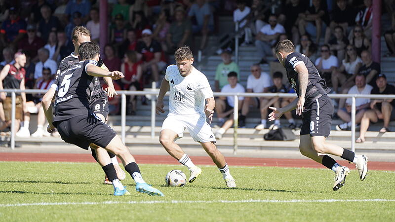 Cristian Fischer geht gegen drei Pfaffenhofener ins Dribbling. Seine Schnelligkeit wird dem FC Coburg in der Landesliga fehlen.