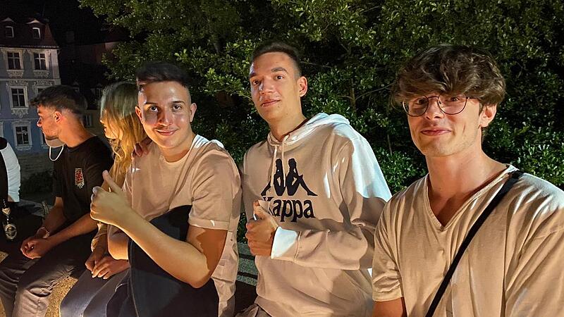 Eine Gruppe Abiturienten aus Coburg kommt häufiger auf die Untere Brücke nach Bamberg, „weil bei uns nichts los ist“.