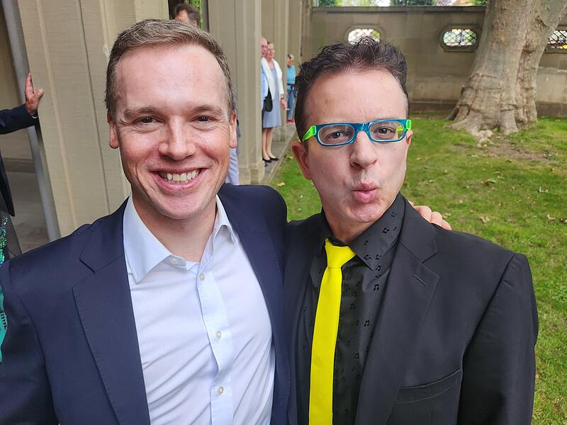 Tobias Kaiser, Ehemann des Intendanten Alexander Steinbeis, mit Gast Martin Staudigl, der als Mann im Einheitsschwarz des Empfangs Mut zur Farbe bewies.