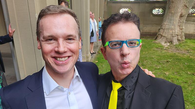 Tobias Kaiser, Ehemann des Intendanten Alexander Steinbeis, mit Gast Martin Staudigl, der als Mann im Einheitsschwarz des Empfangs Mut zur Farbe bewies.