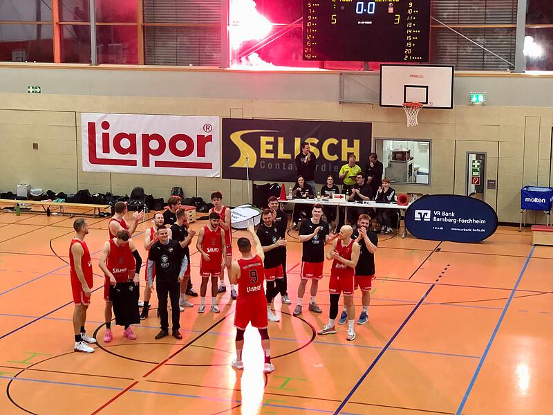 Verabschiedung des Veteranen Felix Hümmer (dritter von links, vorne) nach dem SpielVerabschiedung des Veteranen Felix Hümmer (dritter von links, vorne) nach dem Spiel