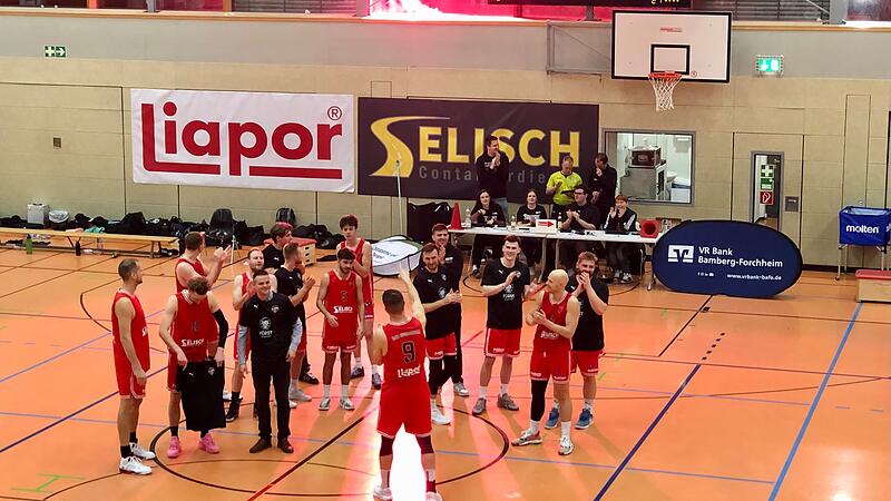 Verabschiedung des Veteranen Felix Hümmer (dritter von links, vorne) nach dem SpielVerabschiedung des Veteranen Felix Hümmer (dritter von links, vorne) nach dem Spiel