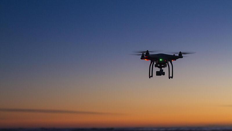 Erste Sichtungen von n&auml;chtlichen Flugobjekten hatte das Verteidigungsministerium Anfang Oktober best&auml;tigt.