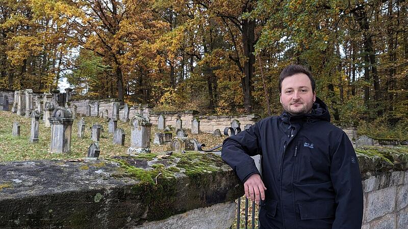Manuel Gruber am j&uuml;dischen Friedhof von Autenhausen. Nicht nur er befasst sich seit einigen Monaten intensiv mit der j&uuml;dischen Geschichte seines Heimatortes.