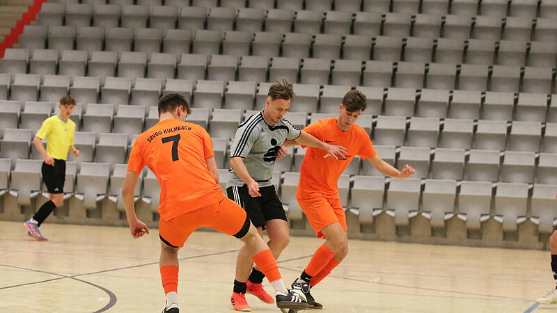 Zwei Kulmbacher versuchen im Finale den Kronacher Alexander Kunz zu stoppen.
