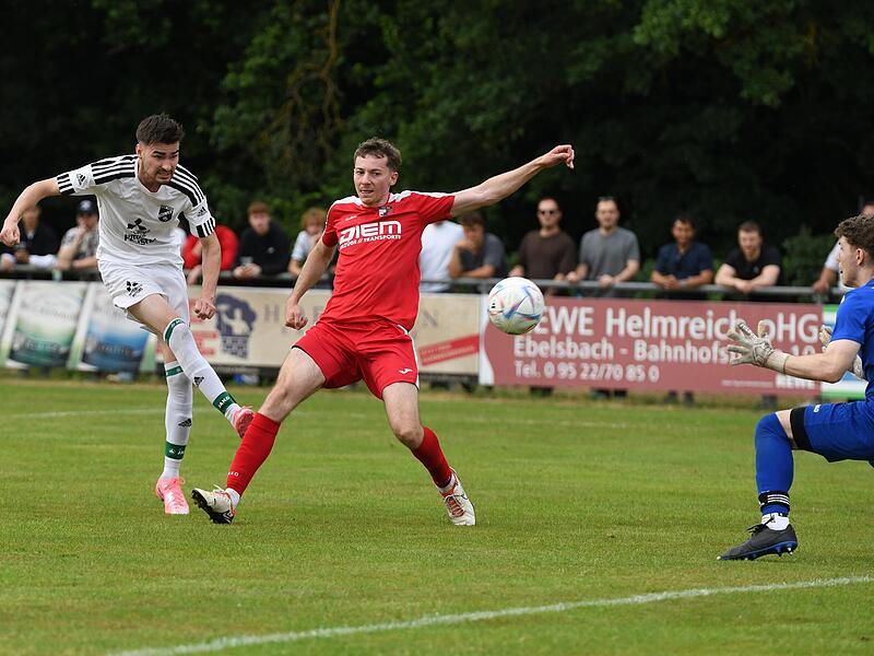 Oliver Schwemmler (links) zieht ab, lässt dem Haßfurter Torwart Marius Huttner keine Chance und trifft zum 2:1 für den TSV Zell am Ebersberg. Oliver Schwemmler (links) zieht ab, lässt dem Haßfurter Torwart Marius Huttner keine Chance und trifft zum 2:1 für den TSV Zell am Ebersberg.
