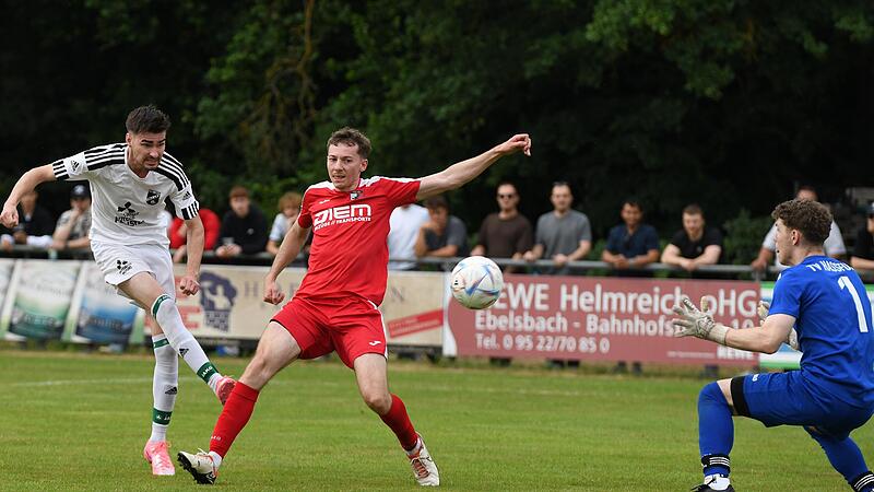 Oliver Schwemmler (links) zieht ab, lässt dem Haßfurter Torwart Marius Huttner keine Chance und trifft zum 2:1 für den TSV Zell am Ebersberg. Oliver Schwemmler (links) zieht ab, lässt dem Haßfurter Torwart Marius Huttner keine Chance und trifft zum 2:1 für den TSV Zell am Ebersberg.